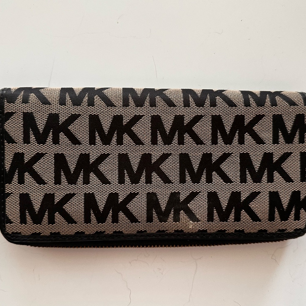 Michael Kors East West Signature Wallet - Picture 4 of 11